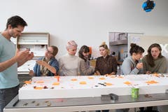 Studenten in der Schmuckwerkstatt. (Bild: Freie Fotografin/Eveline Beerkircher)