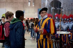 Im Bild Nicolas Albert gibt Auskunft am Stand der Schweizergarde. (Bild: Corinne Glanzmann, Luzern, 7. November 2019)