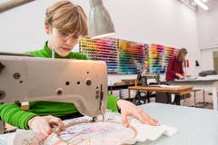 Nina Orgiu, studiert Textildesign an der Hochschule für Design und Kunst in der Viscosistadt in Emmenbrücke. (Bild: Freie Fotografin/Eveline Beerkircher)