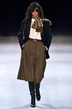 Trumpf ist der Jupe von Céline. Designer Hedi Slimane liess sich von der Pariser Mittelklasse der 1970er inspirieren. Bild: Getty Images