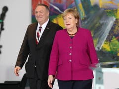 Am zweiten Tag seines Deutschland-Besuchs wurde US-Aussenminister Pompeo von Kanzlerin Merkel empfangen. Sie versicherte Pompeo, Deutschland wolle eine aktive Rolle spielen bei der Lösung der Konflikte in Afghanistan, Syrien, Libyen und in der Ukraine. (Bild: KEYSTONE/EPA DDP POOL/ANDREAS GORA / POOL)