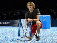 Qualifizierte sich erst auf den letzten Drücker für die ATP Finals, weiss aber wie man in London triumphiert: Vorjahressieger Alexander Zverev (Bild: KEYSTONE/EPA/WILL OLIVER)