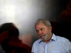 Wegen Korruption verbüsst Ex-Präsident Lula eine achtjährige Freiheitsstrafe. Nun hat ein Richter Lulas vorläufige Entlassung angeordnet. Lula soll von einem Bauunternehmen die Renovierung eines Luxus-Appartements angenommen haben. Er dementiert die Anschuldigungen. (Bild: KEYSTONE/EPA EFE/FERNANDO BIZERRA)