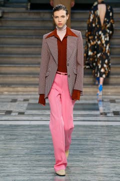 Victoria Beckham nimmt den Bougie-Trend nicht ganz ernst: Zu weite Kragen und Pink brechen mit konventionellen Mustern. Bild: Getty Images