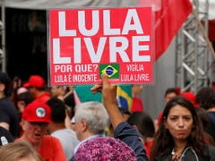 Demonstranten haben vor dem Gefängnis auf die Freilassung des brasilianischen Ex-Präsidenten Lula da Silva gewartet. (Bild: KEYSTONE/EPA EFE/HEDESON ALVES)
