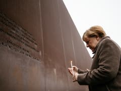 Kanzlerin Angela Merkel mit Kerze am Samstag an der Gedenkfeier zu 30 Jahre Mauerfall in Berlin. (Bild: Keystone/EPA/HAYOUNG JEON)