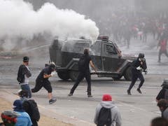 Erneute Proteste und Ausschreitungen in Chile. (Bild: KEYSTONE/EPA EFE/ALBERTO VALDES)