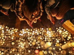 Tausende Hongkonger beteiligten sich an Mahnwachen für den bei einer Demonstration tödlich verletzten Alex Chow. (Bild: KEYSTONE/EPA/JEROME FAVRE)
