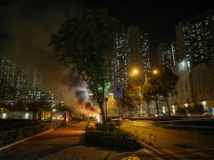 Demonstranten in Hongkong haben erneut Strassen blockiert und brennende Barrikaden errichtet. (Bild: KEYSTONE/EPA/JEROME FAVRE)