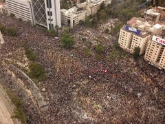 Zehntausende demonstrierten am Freitag in Santiago de Chile. (Bild: KEYSTONE/EPA EFE/RODRIGO SAEZ)