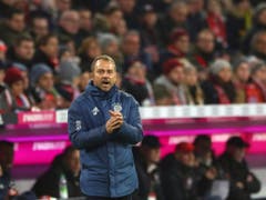 Bayerns Interimscoach Hansi Flick applaudiert seiner Mannschaft - und darf bis auf weiteres Cheftrainer bleiben (Bild: KEYSTONE/AP/MATTHIAS SCHRADER)