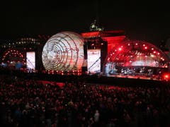 Feier beim Brandenburger Tor zum 30. Jahrestag des Mauerfalls in Berlin. (Bild: KEYSTONE/EPA/FRIEDEMANN VOGEL)