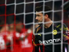 Roman Bürki ist fast permanent beschäftigt - viermal muss er den Ball aus dem Netz holen (Bild: KEYSTONE/AP/MATTHIAS SCHRADER)