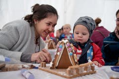 Julia Zumbühl verziert mit ihrem Göttibub Linus ihr Knsuperhäuschen. (Bild: Corinne Glanzmann, Malters, 9. November 2019)