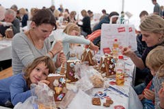 Die Mamis helfen fleissig mit. (Bild: Corinne Glanzmann, Malters, 9. November 2019)