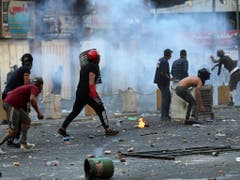 Die politischen Kräfte im Irak haben sich darauf verständigt, den durch die Proteste stark unter Druck geratenen Regierungschef Abdel Mahdi zu stützen und entschieden gegen die Protestbewegung vorzugehen. Am Samstag schossen Sicherheitskräfte mit scharfer Munition. Mehrere Menschen wurden getötet. (Bild: KEYSTONE/AP/HADI MIZBAN)
