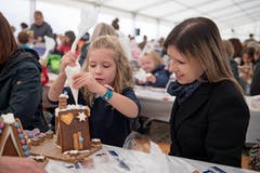 Samina verziert ihr Häuschen unter dem wachen Blick von Mami Elvisa Kumalic mit Zuckerguss. (Bild: Corinne Glanzmann, Malters, 9. November 2019)