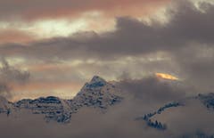 Die Sonne verabschiedet sich - zurück bleiben die schneebedeckten Berge. (Bild: Stefan Kunz, Meggen, 9. November 2019)