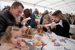 Sie basteln als Familie gemeinsam an ihren Häuschen: Ajna, Almir, Samina und Elvisa Kumalic (von links) aus Littau. (Bild: Corinne Glanzmann, Malters, 9. November 2019)