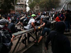 Chile kommt nicht zur Ruhe: In dem südamerikanischen Land hat es am Freitag erneut zahlreiche Demonstrationen sowie Ausschreitungen gegeben. (Bild: KEYSTONE/AP/LUIS HIDALGO)