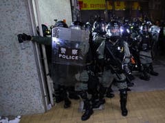 Ein Hongkonger Polizist setzt bei Auseinandersetzungen mit Demonstranten Pfefferspray ein. (Bild: KEYSTONE/EPA/JEROME FAVRE)