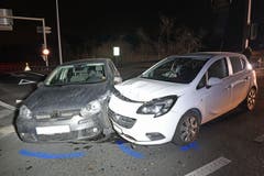 Ebikon - 31. Januar 2019Bei einer seitlich-frontalen Kollision bei der Autobahnausfahrt Emmen-Süd kamen beide Lenker mit dem Schrecken davon. Beim Unfall entstand ein Sachschaden in der Höhe von rund 25‘000 Franken. (Bild: Luzerner Polizei)