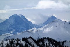 Die Bergstation vom Brienzer Rothorn und der Eisee Sessellift von einer eher ungewohnten Perspektive. Eiger, Mönch und Jungfrau sehen schon fast bedrohlich nahe aus! (Bild: Stephan Rubi (Unterhalb Fürstein, 9, Februar 2019))