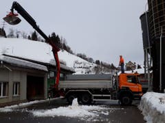 Nach dem Einsturzes eines Daches beim kantonalen Werkhof in Urnäsch wird der restliche Schnee vom Dach entfernt. (Bild: Departement Bau und Volkswirtschaft Appenzell Ausserrhoden)