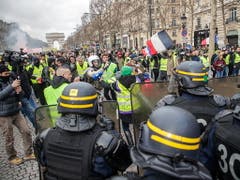 In Paris ist es rund drei Monate nach Beginn der Proteste bei «Gelbwesten»-Demonstrationen in Paris erneut zu Ausschreitungen mit mindestens einem Schwerverletzten gekommen. (Bild: KEYSTONE/EPA/CHRISTOPHE PETIT TESSON)