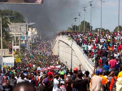 In Haiti sind am Samstag erneut Tausende gegen den Präsidenten auf die Strasse gegangen. (Bild: KEYSTONE/AP/DIEU NALIO CHERY)