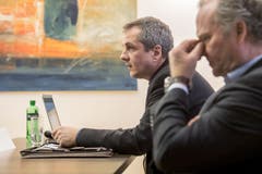 Daniel Gasser, Gemeindepräsident von Ebikon (links), und Felix Meyer, Geschäftsleiter der Migros-Genossenschaft Luzern, an der Information über das Nein zum Projekt auf dem MParc-Areal . (Bild: Nadia Schärli, 10. Februar 2019)