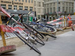 Sturmtief «Uwe» hat in Basel Spuren hinterlassen: Bauabschrankungen und Velos liegen am Boden. (Bild: KEYSTONE/GEORGIOS KEFALAS)