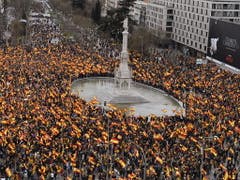 Die Grosskundgebung auf der zentralen Plaza de Colón, zu der die konservativen Oppositionsparteien und die rechtspopulistische Vox aufgerufen hatten, stand unter dem Motto: «Für ein vereintes Spanien: Wahlen jetzt!» (Bild: KEYSTONE/EPA EFE/VICTOR LERENA)