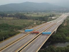 Stillstand: Für Hilfstransporte von Kolumbien nach Venezuela ist bei Cúcuta noch immer kein Durchkommen. (Bild: KEYSTONE/APTN)