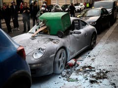 Es kam auch zu Sachbeschädigungen. (Bild: KEYSTONE/AP/KAMIL ZIHNIOGLU)