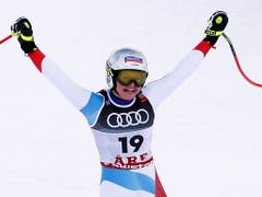 Corinne Suter reisst die Arme in die Höhe: nach Bronze im Super-G gewinnt sie Silber in der Abfahrt (Bild: Valdrin Xhemaj / Keystone)