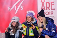 Podest in der Abfahrt: Ilka Stuhec (Mitte) vor Corinne Suter und Lindsey Vonn. (Bild: Valdrin Xhemaj / EPA)