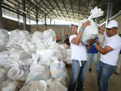 Hilfsgüter in einer Lagerhalle in der Nähe der Grenzstadt Cúcuta in Kolumbien. Nach Venezuela gebracht werden können sie nicht. (Bild: KEYSTONE/AP/FERNANDO VERGARA)