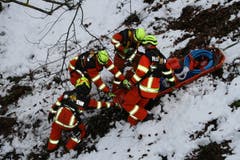 Vor dem Bergen der Verletzten musste das schwere Material zum Unfallfahrzeug transportiert werden. (Bild: Sepp Odermatt (Stansstad, 9. Februar 2019))