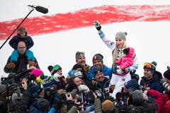 Lindsey Vonn lässt sich vom US-Ski-Team feiern. (Bild: Jean-Christophe Bott / Keystone)