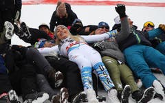 Lindsey Vonn feiert mit dem US-Team. (Bild: Marco Trovati / AP)
