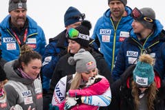 Lindsey Vonn küsst ihr Hündchen. (Bild: Jean-Christophe Bott / Keystone)