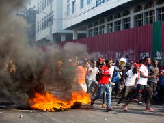 In Haiti demonstrieren seit Donnerstag zahlreiche Menschen gegen unhaltbare Zustände. (Bild: KEYSTONE/AP/DIEU NALIO CHERY)