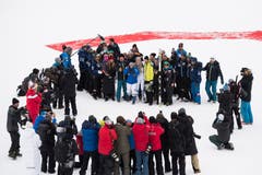 Lindsey Vonn lässt sich vom US-Ski-Team feiern. (Bild: Jean-Christophe Bott / Keystone)
