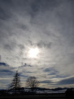 Die Sonne blinzelt durch die Wolken in Gossau. (Bild: Reto Schlegel)