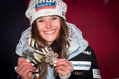 Corinne Suter präsentiert ihre beiden WM-Medaille: Silber in der Abfahrt, Bronze im Super-G. (Bild: Jean-Christophe Bott / Keystone)