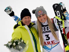 Ingemar Stenmark, mit 86 Siegen der Rekordgewinner im Weltcup, erweist Lindsey Vonn (82 Siege) die Ehre (Bild: Auletta Giovatti / Keystone)