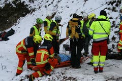 Vorsichtig wurden die Verletzten medizinisch versorgt geborgen und abtransportiert. (Bild: Sepp Odermatt (Stansstad, 9. Februar 2019))