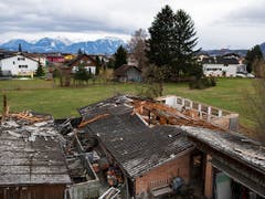 Ein halb abgedecktes Dach nach Sturm «Uwe». (Bild: KEYSTONE/GIAN EHRENZELLER)
