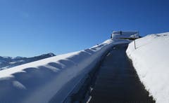 Es rinnt der Februarschnee beim Leimensteig AR.(Bild: Walter Schmidt)